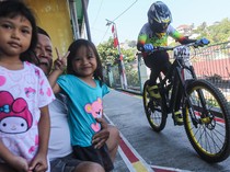 Aksi Pebalap Sepeda Taklukkan Gang-gang Sempit di Semarang