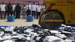 Aksi Zulhas Musnahkan Miras-HP Impor Ilegal Rp 20 M