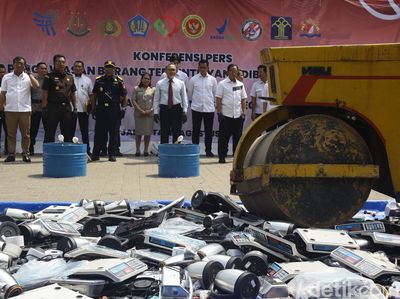 Aksi Zulhas Musnahkan Miras-HP Impor Ilegal Rp 20 M