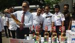 Aksi Zulhas Musnahkan Miras-HP Impor Ilegal Rp 20 M