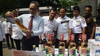 Berdasarkan pantauan detikcom di lokasi, Senin (19/8/2024), kegiatan pemusnahan barang tak sesuai ketentuan alias ilegal dilakukan di lapangan parkir Kantor Kementerian Perdagangan, Jakarta Pusat. Kegiatan dimulai sekitar pukul 10.07 WIB, tidak lama setelah Zulhas sampai di lokasi.