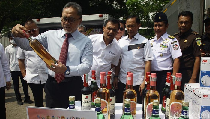 Satuan Tugas (Satgas) Pengawasan Barang Tertentu yang Diberlakukan Tata Niaga Impor memusnahkan barang impor ilegal senilai Rp 22.225.000.000 di area parkir Kementerian Perdagangan, Jakarta, Senin (19/8/2024).