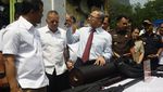 Aksi Zulhas Musnahkan Miras-HP Impor Ilegal Rp 20 M