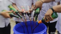 Di lokasi terlihat ada berbagai produk yang sudah diamankan satgas Impor ilegal terpampang. Sebagian barang tersebut masih tersimpan di dalam truk dan sebagian lagi diletakkan di atas meja untuk diperlihatkan kepada wartawan.