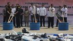 Aksi Zulhas Musnahkan Miras-HP Impor Ilegal Rp 20 M