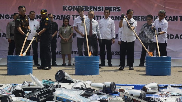 Satuan Tugas (Satgas) Pengawasan Barang Tertentu yang Diberlakukan Tata Niaga Impor memusnahkan barang impor ilegal senilai Rp 22.225.000.000 di area parkir Kementerian Perdagangan, Jakarta, Senin (19/8/2024).