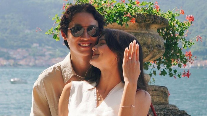 Amnda Rawles dilamar pacar di Italia.