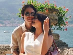 Amanda Rawles Dilamar Pacar di Danau Como Italia