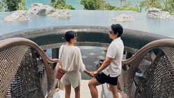 Momen Pacar Berlutut Lamar Amanda Rawles di Danau Como Italia