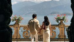 Momen Pacar Berlutut Lamar Amanda Rawles di Danau Como Italia