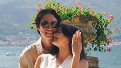 Momen Pacar Berlutut Lamar Amanda Rawles di Danau Como Italia