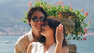 Pose romantis Amanda Rawles dan kekasih dengan latar Danau Como. Foto: Instagram@amandarawles