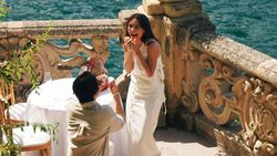 Momen Pacar Berlutut Lamar Amanda Rawles di Danau Como Italia