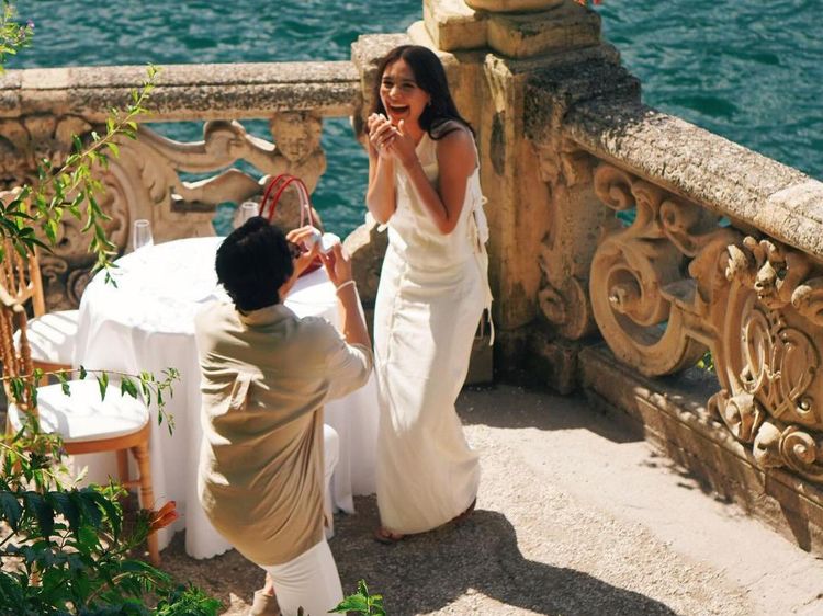 Momen Pacar Berlutut Lamar Amanda Rawles di Danau Como Italia
