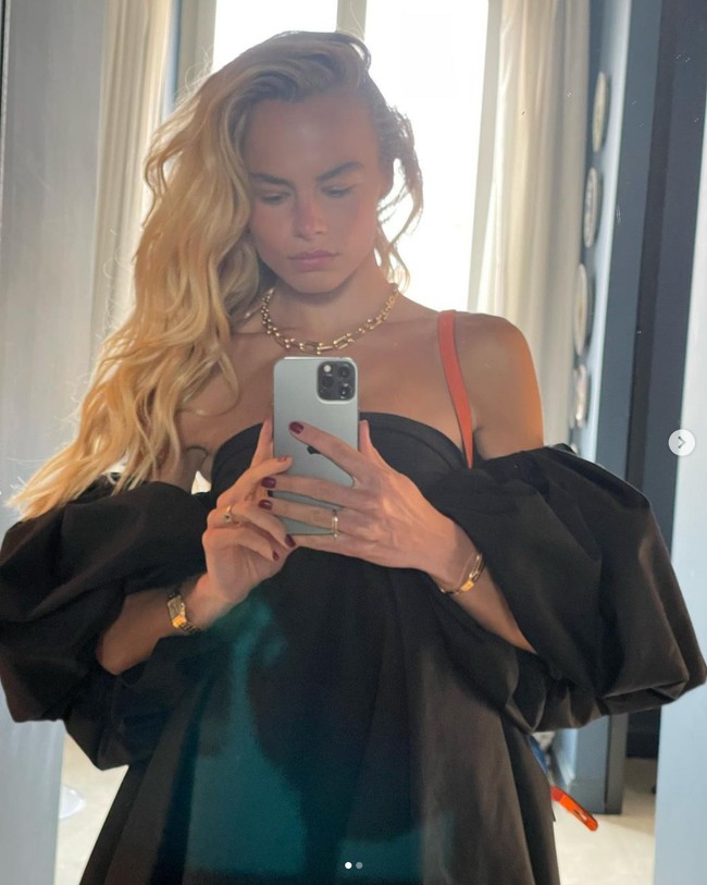 Kecintaan pada sepak bola sudah ada dalam darah AnneKee. Ayahnya, Keje Molenaar, merupakan mantan pemain timnas Belanda dan pernah bermain di Ajax. Adik laki-lakinya Jip Molenaar saat ini juga menjadi pemain di klub amatir Belanda, DVVA. Foto: Dok. Instagram annekeedeligt