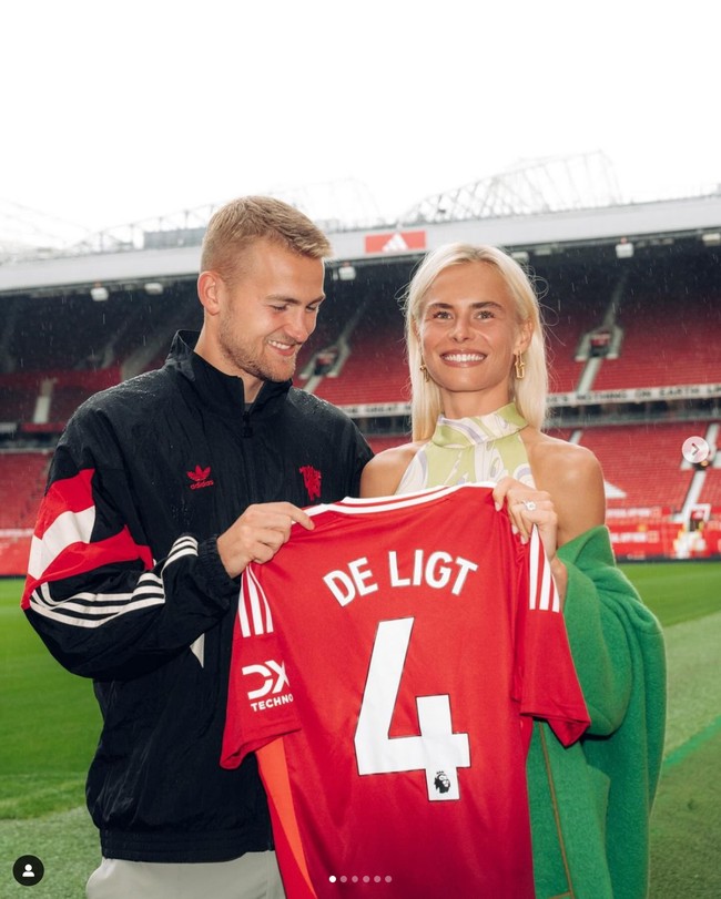Setelah Matthijs de Ligt bergabung sebagai pemain Manchester United, AnneKe Molenaar pun menjadi WAGs dari Setan Merah. Dia mengunggah foto momen berpose bersama de Light memegang seragam Manchester United dengan nama pesepakbola Belanda tersebut. Foto: Dok. Instagram annekeedeligt