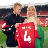 Setelah Matthijs de Ligt bergabung sebagai pemain Manchester United, AnneKe Molenaar pun menjadi WAGs dari Setan Merah. Dia mengunggah foto momen berpose bersama de Light memegang seragam Manchester United dengan nama pesepakbola Belanda tersebut. Foto: Dok. Instagram annekeedeligt