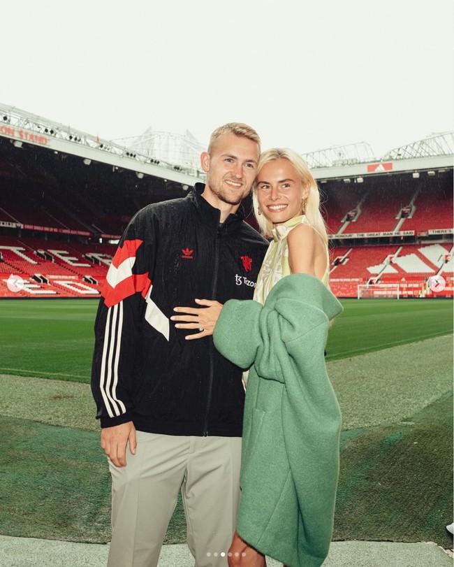 Suami AnneKe Molenaar, Matthijs de Ligt resmi menjadi pemain Manchester United. Bek Belanda itu meninggalkan Bayern Munich untuk bergabung bersama klub sepakbola dengan julukan Setan Merah itu hingga 2029. Foto: Dok. Instagram annekeedeligt