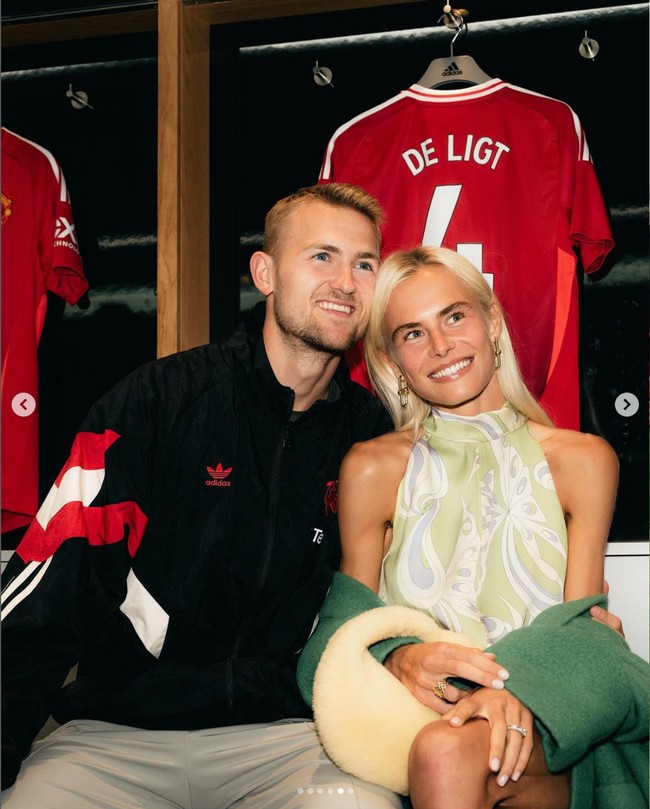 “Awalnya, kami berencana untuk menikah pada akhir Mei, pada hari jadi kami, tetapi kemudian tampaknya Matthijs akan bermain di final Liga Champions dengan Bayern Munich. Jadi, kami harus mengatur ulang semuanya pada saat terakhir,” ungkap model 23 tahun itu. Foto: Dok. Instagram annekeedeligt