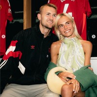 “Awalnya, kami berencana untuk menikah pada akhir Mei, pada hari jadi kami, tetapi kemudian tampaknya Matthijs akan bermain di final Liga Champions dengan Bayern Munich. Jadi, kami harus mengatur ulang semuanya pada saat terakhir,” ungkap model 23 tahun itu. Foto: Dok. Instagram annekeedeligt