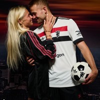 Dalam wawancara dengan Vogue Belanda, AnneKe sempat mengungkapkan terjadi pergeseran tanggal pernikahan dari rencana semula. Awalnya AnneKe dan Matthijs de Ligt akan menikah pada Mei 2024 sebelum final Liga Champions. Foto: Dok. Instagram annekeedeligt