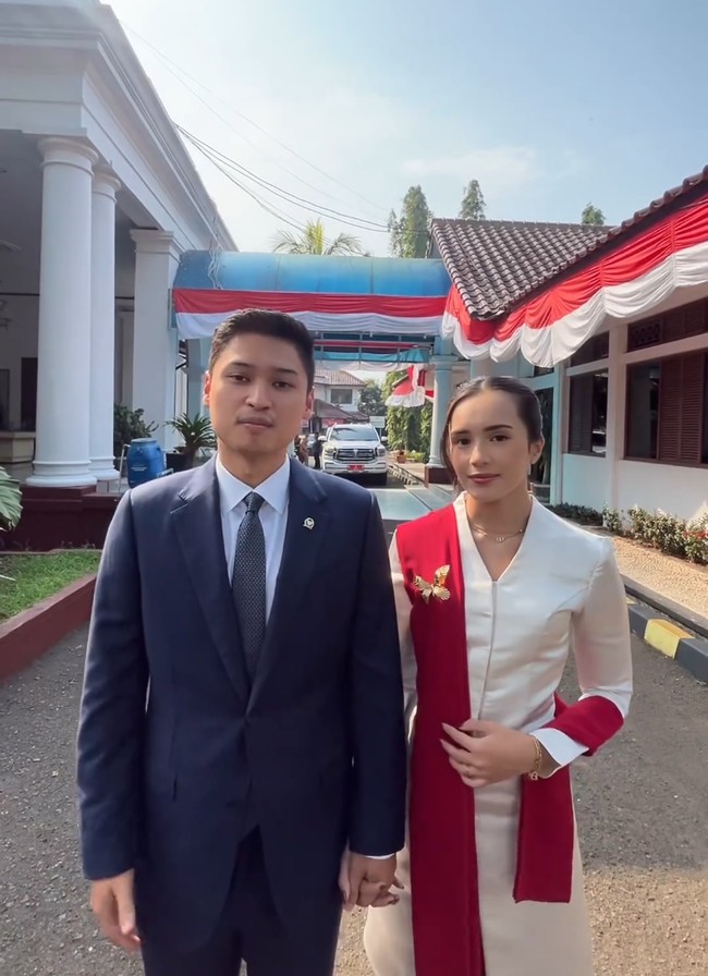 Suami Beby Tsabina, Rizki, tampil formal dalam setelan jas warna navy. Foto: Instagram/@bebytsabina @irnadimyati