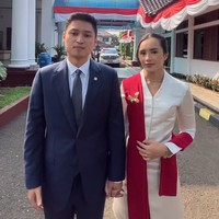 Suami Beby Tsabina, Rizki, tampil formal dalam setelan jas warna navy. Foto: Instagram/@bebytsabina @irnadimyati