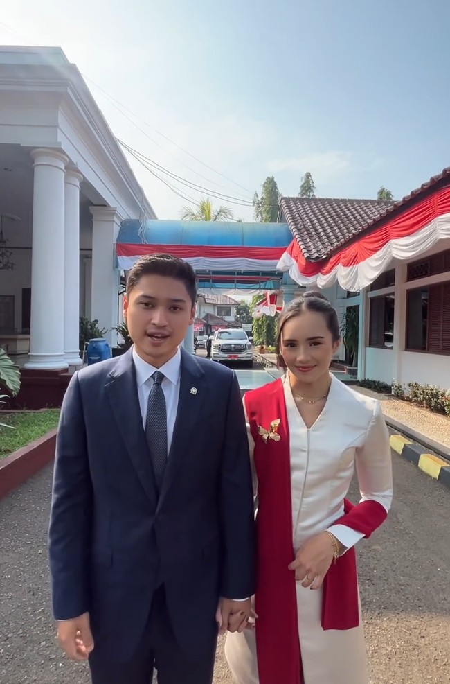 Wanita berusia 21 tahun ini melengkapi penampilannya dengan selendang merah. Bros emas tampak menghiasi busananya. Foto: Instagram/@bebytsabina @irnadimyati