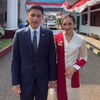 Wanita berusia 21 tahun ini melengkapi penampilannya dengan selendang merah. Bros emas tampak menghiasi busananya. Foto: Instagram/@bebytsabina @irnadimyati