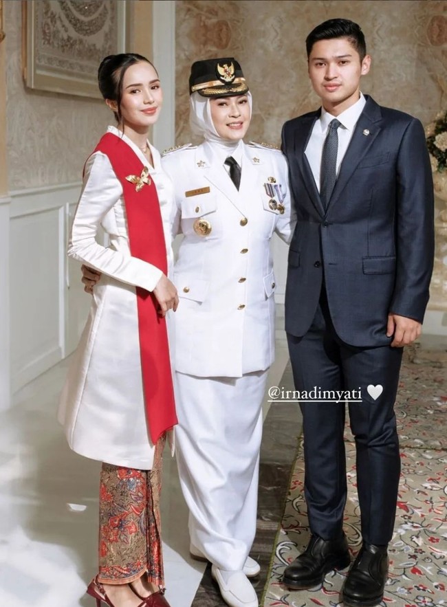 Beby Tsabina tampak foto bersama ibu mertuanya, Irna Narulita, yang saat ini menjabat sebagai bupati Pandeglang. Foto: Instagram/@bebytsabina @irnadimyati