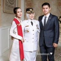 Beby Tsabina tampak foto bersama ibu mertuanya, Irna Narulita, yang saat ini menjabat sebagai bupati Pandeglang. Foto: Instagram/@bebytsabina @irnadimyati