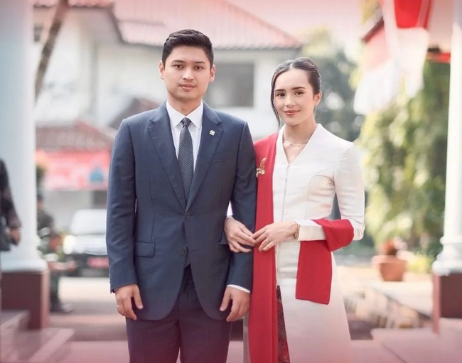 Beby Tsabina mengenakan kebaya putih dengan garis leher V-neck yang dipadukan dengan kain batik motif floral bernuansa pink-merah. Foto: Instagram/@bebytsabina @irnadimyati