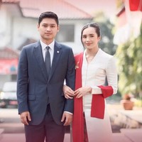 Beby Tsabina mengenakan kebaya putih dengan garis leher V-neck yang dipadukan dengan kain batik motif floral bernuansa pink-merah. Foto: Instagram/@bebytsabina @irnadimyati