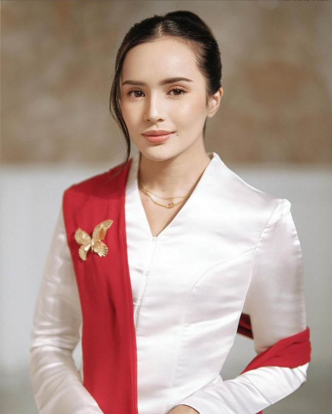 Wajah blasteran istri anggota DPR Rizki Natakusumah ini dirias dengan makeup nuansa  nude brown. Foto: Instagram/@bebytsabina @irnadimyati