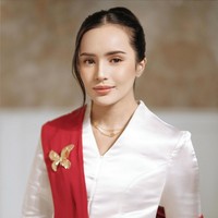 Wajah blasteran istri anggota DPR Rizki Natakusumah ini dirias dengan makeup nuansa  nude brown. Foto: Instagram/@bebytsabina @irnadimyati