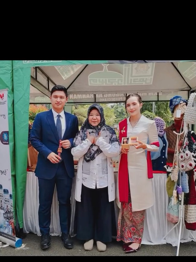 Penampilan Beby Tsabina menuai pujian dari netizen. Bahkan ada yang menyebut dia sudah memancarkan aura ibu pejabat. “Masyaallah cantik banget aura pejabatnya keluar😍❤️🔥,” tulis netizen. Foto: Instagram/@bebytsabina @irnadimyati