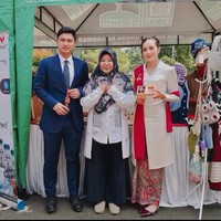 Penampilan Beby Tsabina menuai pujian dari netizen. Bahkan ada yang menyebut dia sudah memancarkan aura ibu pejabat. “Masyaallah cantik banget aura pejabatnya keluar😍❤️🔥,” tulis netizen. Foto: Instagram/@bebytsabina @irnadimyati