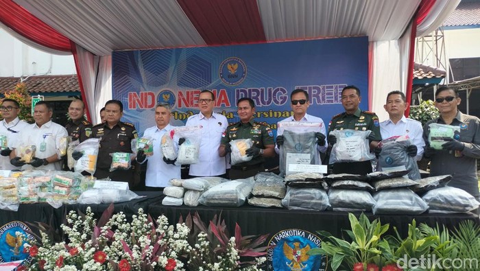 BNN RI memusnahkan 278 kg narkotika beberapa jenis dari 8 kasus berbeda. Sebanyak 18 orang ditetapkan sebagai tersangka. (Astrid Meishella/detikcom)