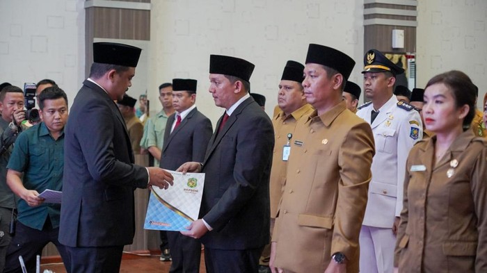Bobby Nasution melantik Yuda menjadi Kadinkes Medan menggantikan Taufik Ririansyah yang dicopot (Foto: Dok. Pemkot Medan)