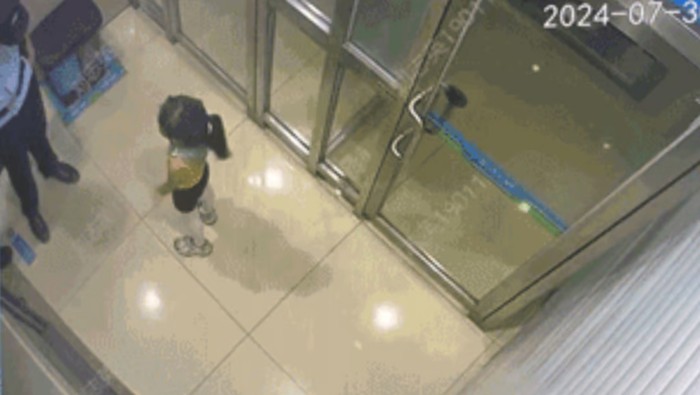 Bocah 8 tahun tersesat, pakai mesin ATM untuk minta bantuan.