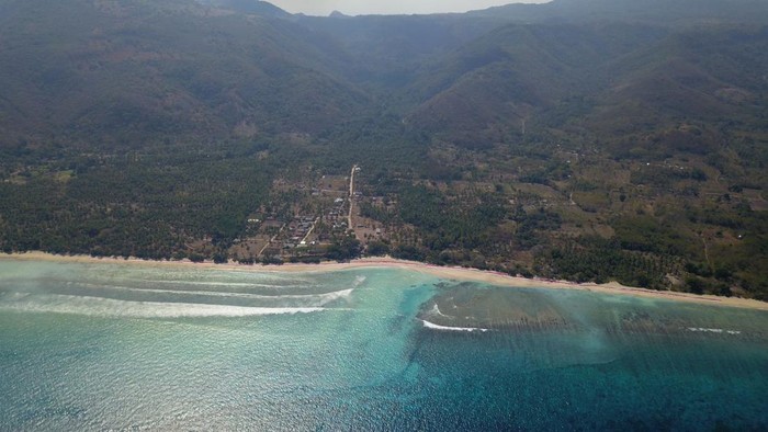 Senior Vice President (SVP) Tanggung Jawab Sosial dan Lingkungan (TJSL) Pupuk Indonesia, Junianto Simare Mare menjelaskan pembentangan bendera sepanjang satu kilometer ini merupakan bagian dari program yang diinisiasi oleh Pupuk Indonesia bersama Relawan Bakti BUMN Batch VI tahun 2024. Selain menumbuhkan nasionalisme dari warga Lembata, kegiatan ikonik ini diharapkan mampu menarik wisatawan untuk berkunjung ke Desa Wowong.