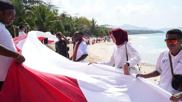 Senior Vice President (SVP) Tanggung Jawab Sosial dan Lingkungan (TJSL) Pupuk Indonesia, Junianto Simare Mare menjelaskan pembentangan bendera sepanjang satu kilometer ini merupakan bagian dari program yang diinisiasi oleh Pupuk Indonesia bersama Relawan Bakti BUMN Batch VI tahun 2024. Selain menumbuhkan nasionalisme dari warga Lembata, kegiatan ikonik ini diharapkan mampu menarik wisatawan untuk berkunjung ke Desa Wowong.