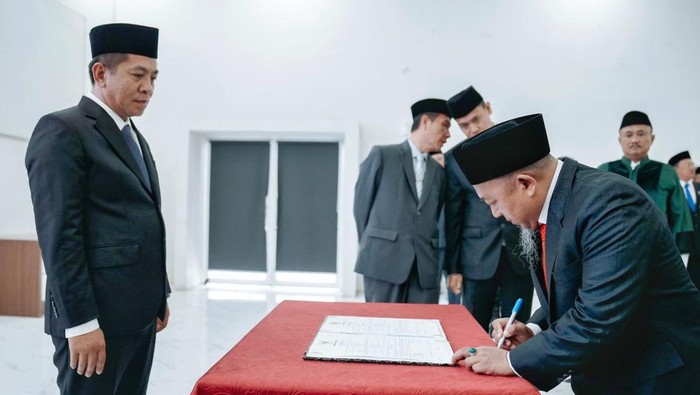 Bupati Karawang Aep Syaepuloh saat melantik 5 pejabat JPT di Aula Husni Hamid Plaza Pemda Karawang