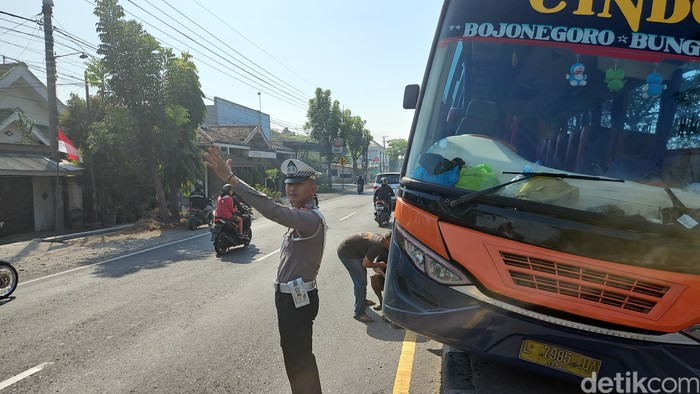 Bus AKDP nangkring di atas median jalan Lamongan gegara ban meletus