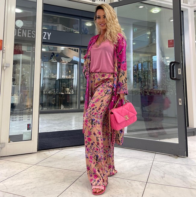 Berbeda dengan ibunya, David Schumacher tampak memberi dukungannya pada Ralf. Dalam unggahannya di media sosial, pria 22 tahun itu mengaku senang dengan hubungan sang ayah dengan Etienne yang disebut sudah berlangsung dua tahun.Aku sangat senang kamu akhirnya menemukan seseorang yang kamu benar-benar nyaman dan aman, tidak peduli itu pria atau wanita. Aku 100 persen mendukung ayah dan berharap yang terbaik untukmu dan selamat (atas hubungannya), tulis David.Foto: Instagram