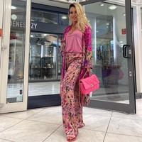 Berbeda dengan ibunya, David Schumacher tampak memberi dukungannya pada Ralf. Dalam unggahannya di media sosial, pria 22 tahun itu mengaku senang dengan hubungan sang ayah dengan Etienne yang disebut sudah berlangsung dua tahun.Aku sangat senang kamu akhirnya menemukan seseorang yang kamu benar-benar nyaman dan aman, tidak peduli itu pria atau wanita. Aku 100 persen mendukung ayah dan berharap yang terbaik untukmu dan selamat (atas hubungannya), tulis David.Foto: Instagram