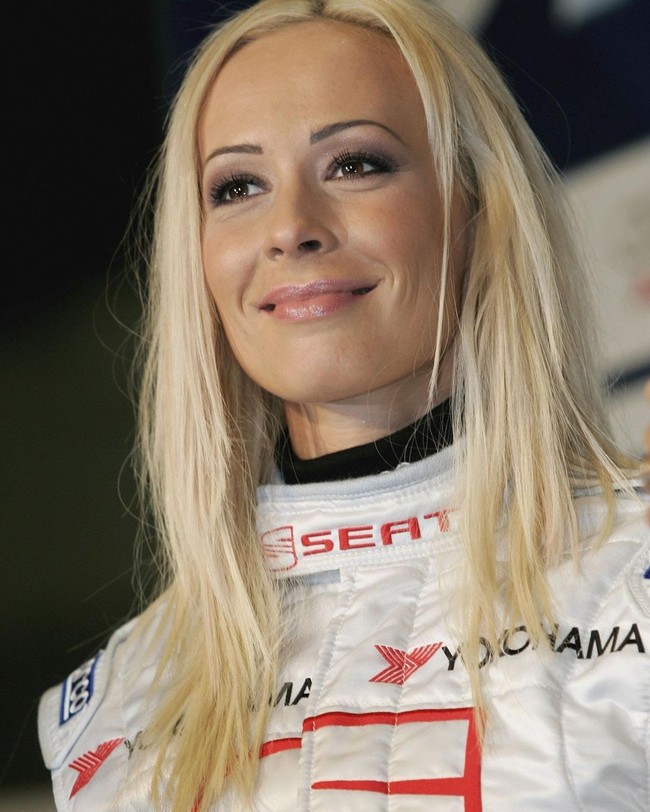 Cora sudah bercerai dengan Ralf sejak 2015 namun wanita tersebut tetap merasa sakit hati ketika mantannya mengaku menyukai sesama jenis. Bulan lalu Ralf Schumacher mengungkap bahwa dirinya tengah menjalin hubungan dengan seorang manajer bisnis asal Prancis bernama Etienne.  Foto: Instagram