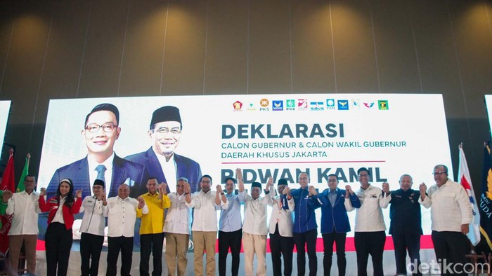 Deklarasi Maju Pilgub Jakarta, RK-Suswono Berkemeja Putih Ridwan Kamil (RK) dan Suswono mendeklarasikan maju Pilgub Jakarta 2024. RK-Suswono kompak mengenakan kemeja putih.