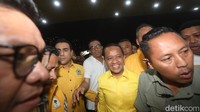 Menteri Energi dan Sumber Daya Mineral Bahlil Lahadalia mendaftar sebagai calon Ketua Umum Golkar. Pantauan detikcom, Senin (19/8/2024), Bahlil tiba di DPP Golkar sekitar pukul 19.55 WIB. Dia datang mengenakan kemeja kuning dan celana hitam.