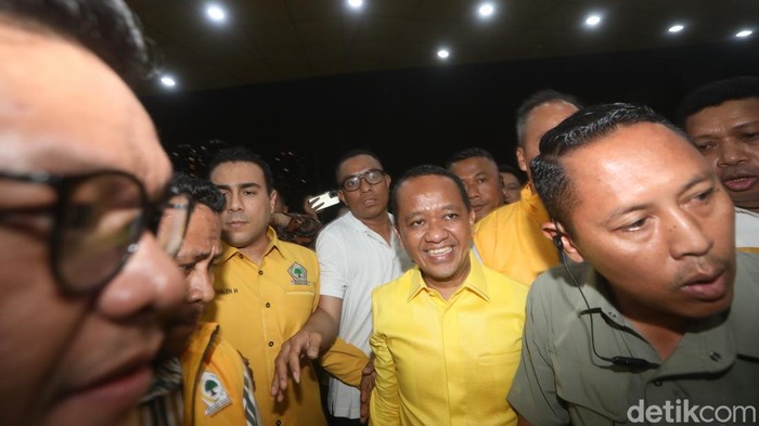 Detik-detik Bahlil Daftar Caketum Golkar Menteri ESDM yang juga kader Partai Golkar Bahlil Lahadalia bersama Ketua Steering Committee Rapimnas dan Munas XI Partai Golkar Adies Kadir menunjukkan berkas pendaftaran sebagai calon Ketua Umum Partai Golkar di Kantor DPP Partai Golkar, Jakarta, Senin (19/8/2024). Bahlil resmi mendaftarkan diri sebagai calon Ketua Umum Partai Golkar 2024-2029.